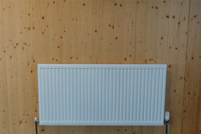 FIG 5.11 Wall panel above radiator (with clear flame retardant finish) with disproportionate number of vertical splits due to localised heating and drying effects. NB: a vertical panel joint can be seen to the right of radiator.