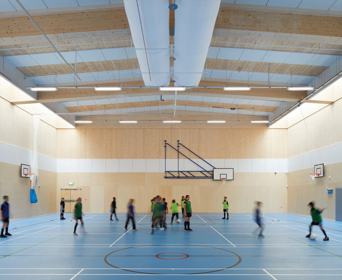 FIG 9.0 (chapter opener) The 715m2 sports hall at Harris Academy, Sutton (by Architype, 2019), was erected in just six weeks. The large format CLT panels, seen with glulam roof beams, contributed to very high envelope performance in terms of insulation and airtightness. At over 10,000m2 in area, this was the largest passivhaus project and the first passivhaus secondary school completed in the UK.