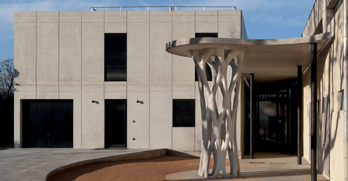 A photograph of a fibre post located in Aix-en-Provence. The photo, taken by Lisa Ric, illustrates architectural elements including a window, building, and door against a backdrop of sky and outdoor surroundings. Tags related to the image include property and house, highlighting its architectural aspects.